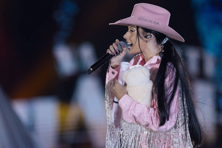 Ana Castela canta abraçada com um bicho de pelúcia