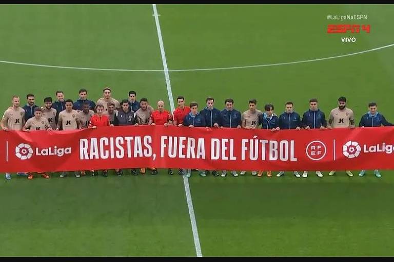 Jogadores de Real Sociedad e Almería fazem protesto contra o racismo no futebol espanhol