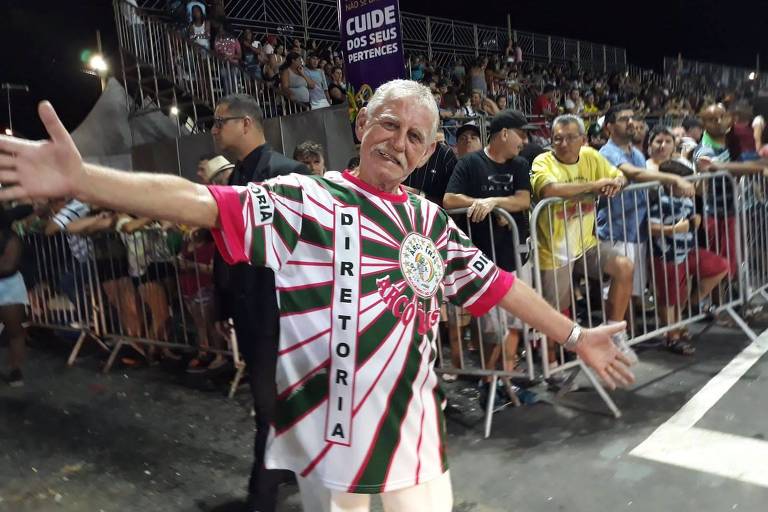 Sebastião Fernandes dos Santos, o Foguinho, carnavalesco de Jundiaí (SP), que morreu no no dia 27 de abril, vítima de câncer no pulmão, com os braços abertos em frente a uma arquibancada