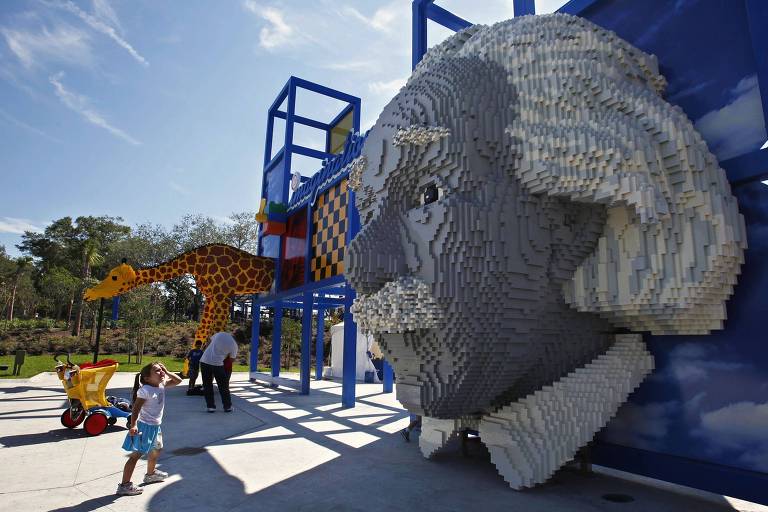Busto de Albert Einstein feito com peças de Lego, na Legoland, o parque da Lego em Winter Haven, na Flórida