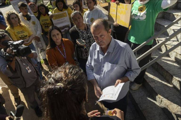 Euro Nunes Varanis Júnior, superintendente estadual do Dnit, falando com os presentes no protesto que ocorreu no dia 15 de maio