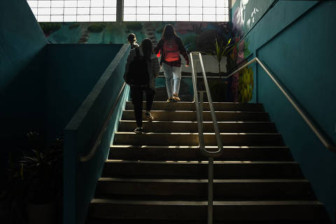 ARACRUZ/ ESPÍRITO SANTO / BRASIL - 25/04/2023 - :00h - Como estão os sobreviventes do ataque a escolas em Aracruz. Alunos no intervalo das aulas na   Escola Estadual Ensino Fundamental e Médio (EEEFM) Primo Bitti, em Aracruz (ES).  ( Foto: Karime Xavier / Folhapress) . ***EXCLUSIVO***COTIDIANO