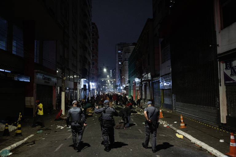 Policiais militares durante dispersão de usuários de drogas no fluxo da cracolândia, no centro de São Paulo