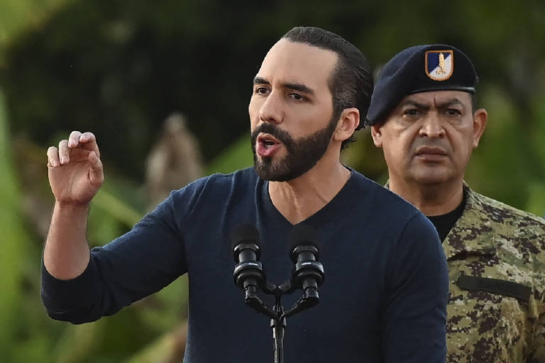 O presidente de El Salvador, Nayib Bukele, discursa a militares em San Juan Opico
