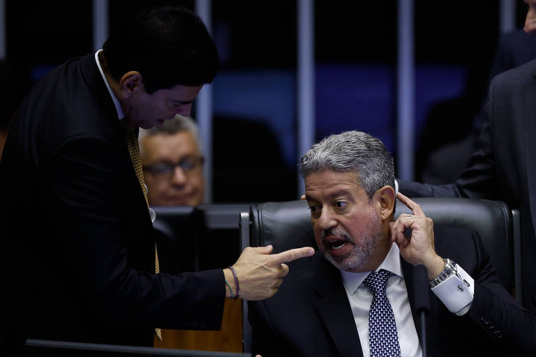 O presidente da Câmara dos Deputados, Arthur Lira, conversa com deputado Cláudio Cajado (esq.)