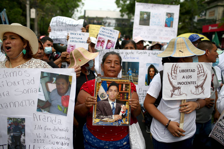Em San Salvador, manifestantes denunciam prisões arbitrárias durante o regime de exceção estabelecido por Bukele