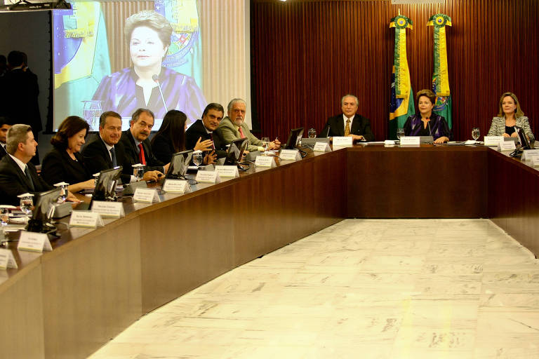 A então presidente Dilma Rousseff (PT)em reunião com os governadores e prefeitos para tratar sobre as manifestações que tomavam o país, e sugerindo um plebiscito para a reforma política, pedida nos atos de junho de 2013
