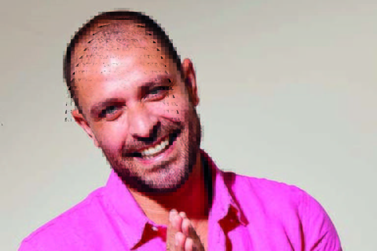 Em foto colorida, o cantor Diogo Nogueira aparece sorrindo