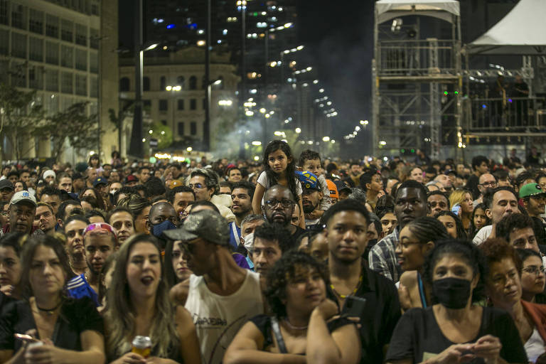 Público durante a Virada Cultural de 2022 no palco do vale do Anhangabaú, em São Paulo
