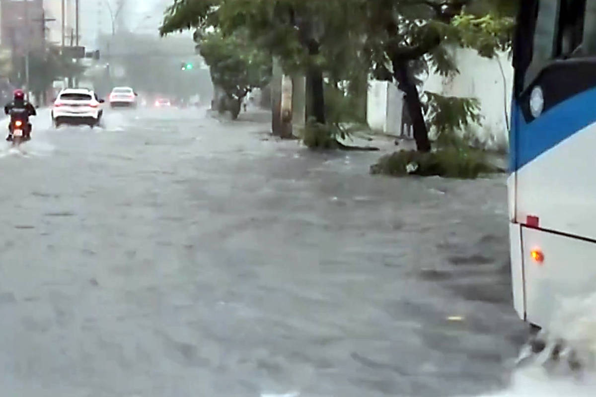 MOTOS no Desafio da Cidade a Noite na Chuva Forte