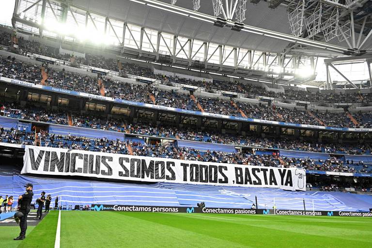 Aplausos no minuto 20, faixas e cartazes em apoio a Vinicius Junior marcam jogo do Real Madrid