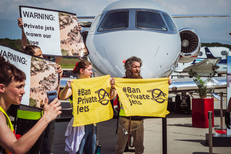 Ativistas climáticos protestam contra jatinhos
