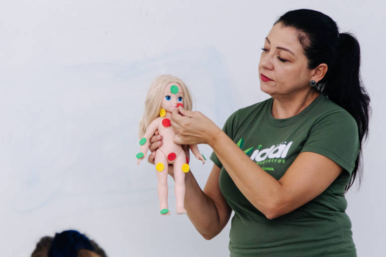Sem diretriz nacional, professores cantam músicas e usam adesivos coloridos em aulas de educação sexual