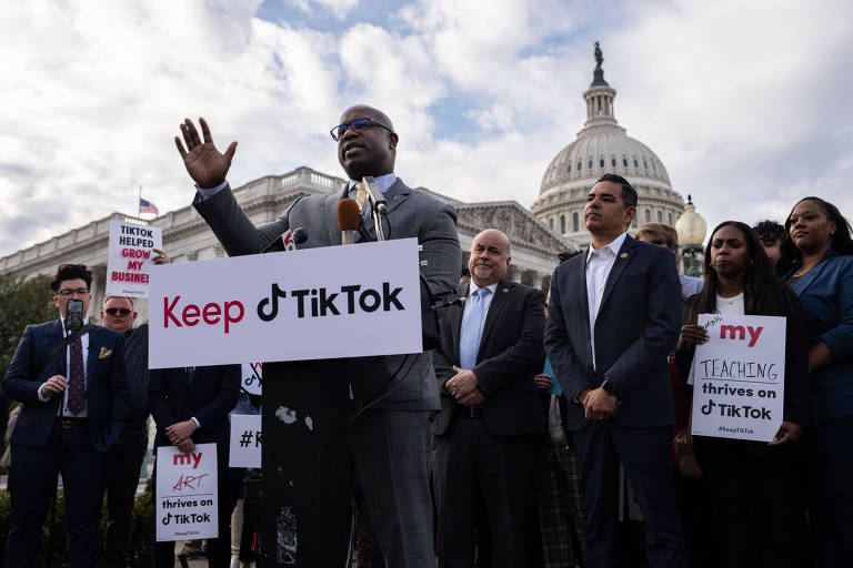 Deputado democrata Jamaal Bowman, ao centro da imagem, defendeu o TikTok e a liberdade de expressão em coletiva de imprensa em 22 de março. Ele é um homem negro e segura uma placa com os dizeres "keep TikTok", algo como mantenha o TikTok. Ao redor do parlamentar, há pessoas com placas com motes similares