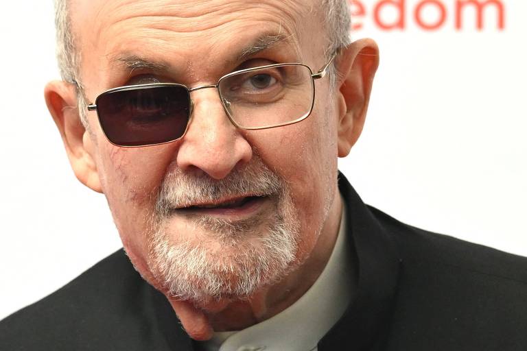 Salman Rushdie afirma que voltou a escrever após sofrer atentado