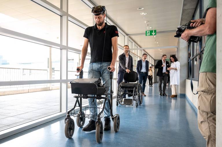 Implantes fazem paciente tetraplégico voltar a andar