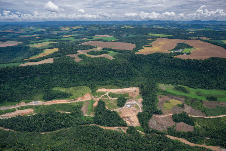 foto aérea mostra áreas desmatadas sem vegetação com poucas áreas com vegetação mais alta