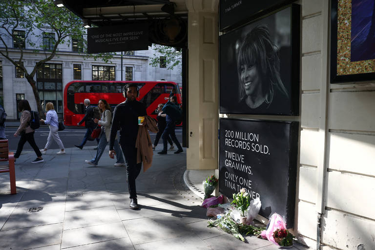 Pessoas deixam flores em homenagem a Tina Turner em Londres; veja outras imagens