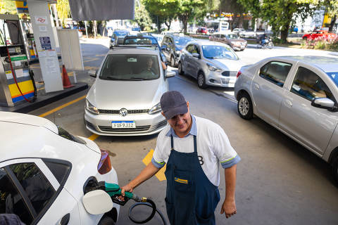 SÃO PAULO, SP, 25.05.2023 - Fila de carros em postos que vendem combustíveis sem impostos no Dia Sem Imposto, na avenida Sumaré, em São Paulo . (Danilo Verpa/Folhapress, MERCADO)