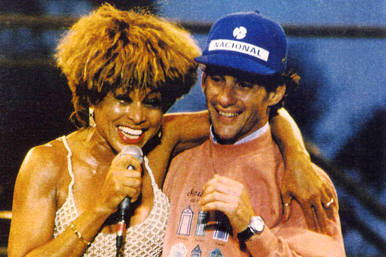 Fã de Ayrton Senna, Tina Turner tietou o piloto em show, levando-o para o palco: 'É o melhor!'