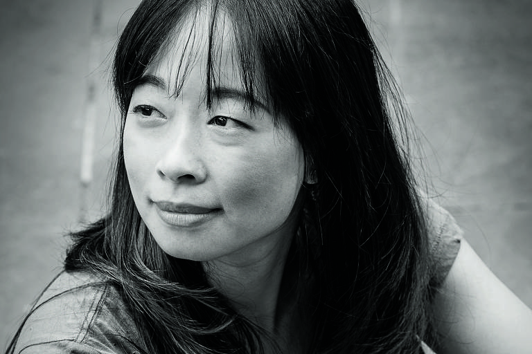 mulher de feições asiáticas vestindo camiseta em preto e branco
