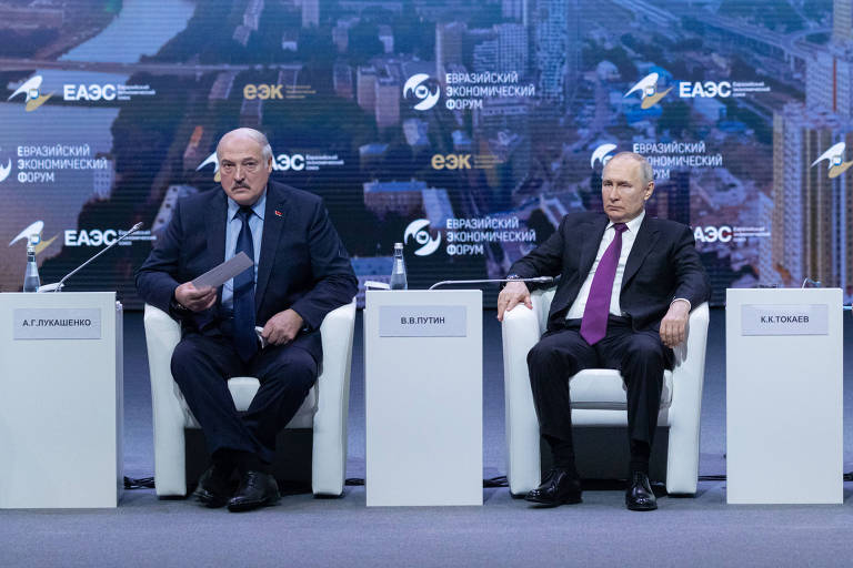 O ditador da Belarus, Aleksandr Lukachenko, e o presidente da Rússia, Vladimir Putin, durante evento em Moscou