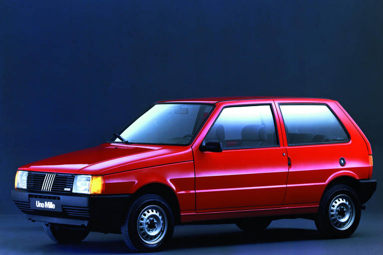 1990 - A Fiat é a primeira a aproveitar a legislação que reduz tributos para carros com motor até 1.0. A montadora adapta a mecânica do antigo 147 e lança o Uno Mille, com 48 cv de potência