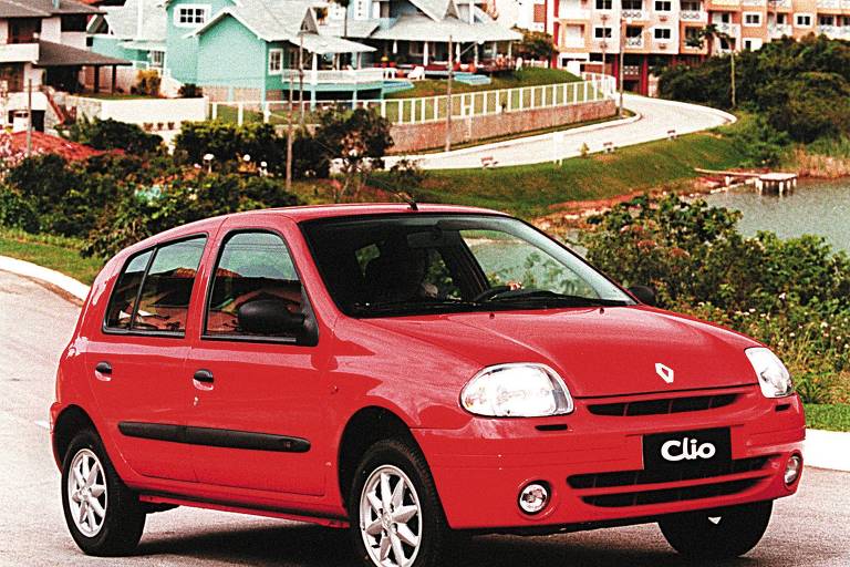 1999 - A Renault surpreende o mercado ao incluir airbags frontais entre os itens de série do Clio, compacto feito em São José dos Pinhais (PR)