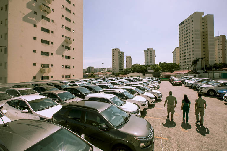 Metade das casas brasileiras tem um carro na garagem para uso pessoal, diz  IBGE