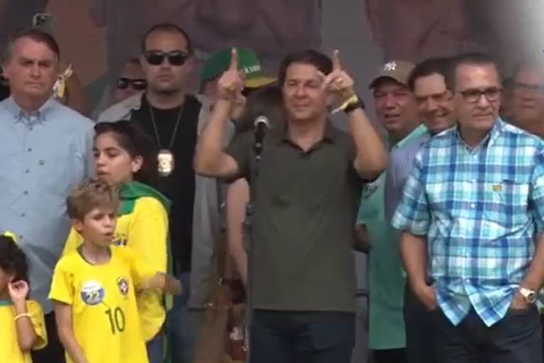 Bolsonaro e Arthur Oliveira Maia em um palanque