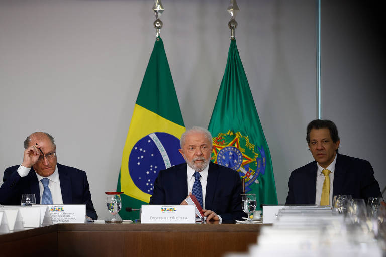 O presidente Luiz Inácio Lula da Silva, acompanhado do vice presidente e ministro da Indústria, Geraldo Alckmin (esquerda), e do ministro da Fazenda Fernando Haddad (direita), durante reunião com representantes do setor automotivo, no Palácio do Planalto.