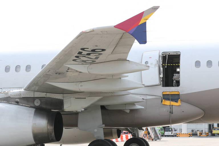 Porta de avião que foi aberta durante voo da companhia Asiana Airlines no Aeroporto Internacional de Daegu, na Coreia do Sul