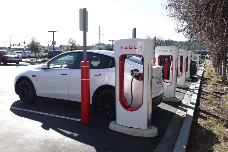 Ford faz acordo com Tesla para dobrar recarga rápida de carros elétricos