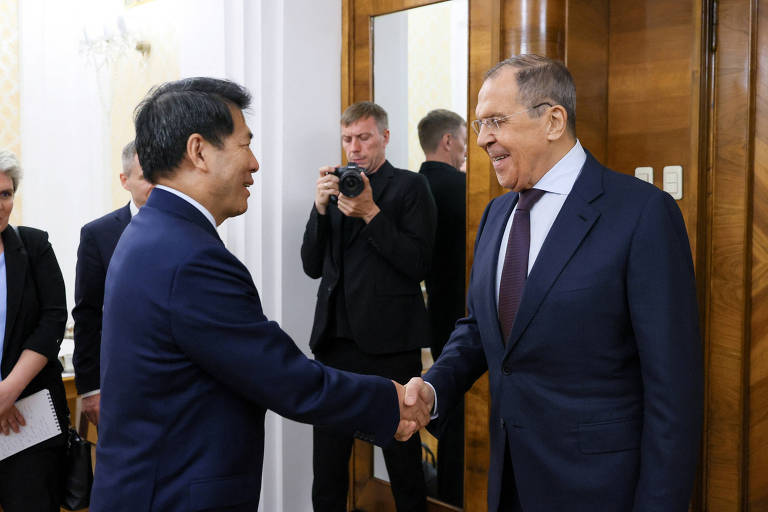 O diplomata da China Li Hui, enviado à Europa para apresentar proposta de paz para a Ucrânia, cumprimenta o chanceler da Rússia, Serguei Lavrov, em Moscou