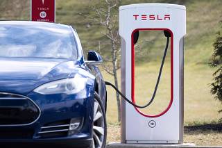 Tesla ouvrira début 2024 son réseau de super-chargeurs aux véhicules de Ford aux Etats-Unis