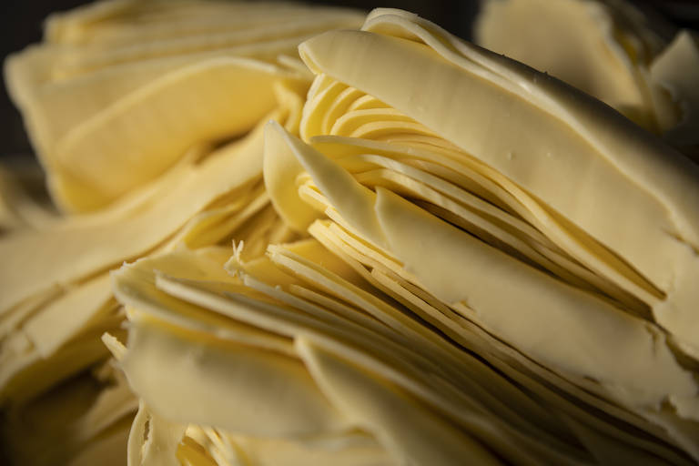 A muçarela, o queijo mais famoso, passa por maturação mínima de 24 horas antes de chegar no seu tom amarelado. Ela é feito de leite ou leite reconstituído, coalho e/ou outras enzimas coagulantes apropriadas e sal. Ele pode conter massa acidificada, leite em pó, creme, cloreto de cálcio, ácidos cítrico, láctico, acético ou tartárico, entre outros.