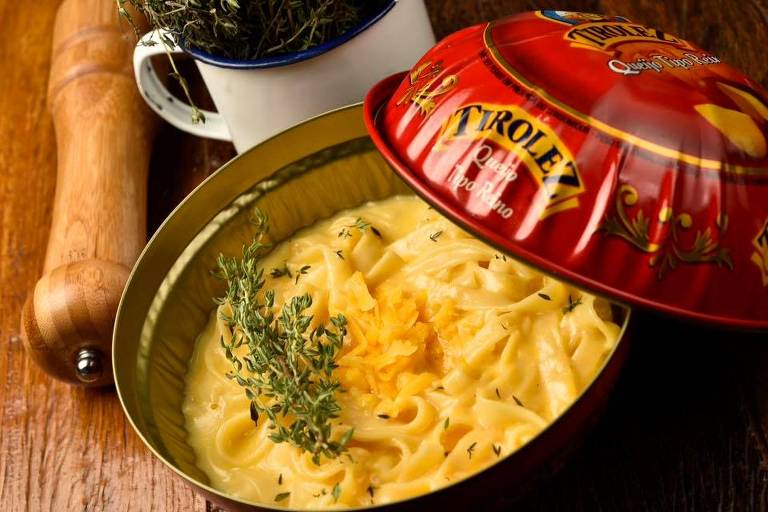 O Queijo Reino, de origem holandesa, passa por maturação mínima de 35 dias antes de chegar no seu tom alaranjado. Ele é feito de leite ou leite reconstituído, bactérias lácticas, coalho ou outras enzimas coagulantes e sal. Ele pode conter leite em pó, creme de leite, creme de soro, manteiga, produtos de frutas, cereais e legumes, entre outros.