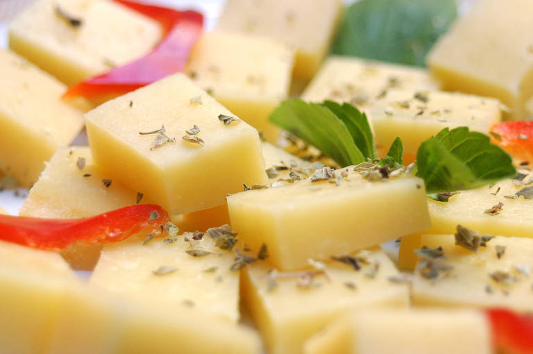 O provolone, com seu gosto forte e marcante, passa por maturação mínima de 10 a 30 dias dependendo do tamanho do produto final. Ele é feito de leite ou leite reconstituído, sal, coalho ou outras enzimas coagulantes apropriadas e bactérias lácticas. Ele pode conter butteroil (gordura anidra de leite), cloreto de cálcio, condimentos, especiarias, produtos de frutas, cereais, legumes, doces, embutidos cárneos e fibras alimentares, creme de leite, leite em pó, manteiga, entre outros.