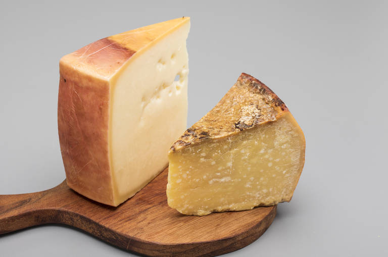 De origem francesa, o queijo azul 35 dias maturando antes de chegar no seu tom azulado. Ele é feito de leite e/ou leite reconstituído, coalho e outras enzimas apropriadas, sal e penicillium roqueforti (fungo). Ele pode conter leite concentrado, creme, leite em pó, proteínas lácteas, fungos e/ou leveduras subsidiárias para a maturação e cloreto de cálcio, entre outros.