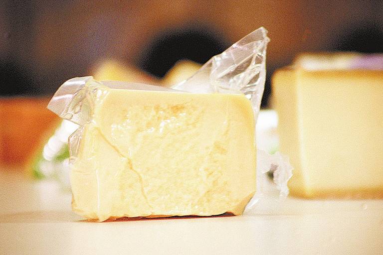 Obrigatório em toda macarronada, o parmessão fica seis meses em maturação antes de chegar a sua forma final. Ele é feito de leite, bactérias lácticas específicas, coalho e/ou outras enzimas coagulantes e sal. Ele pode conter creme, concentrado de proteínas lácteas e cloreto de cálcio.