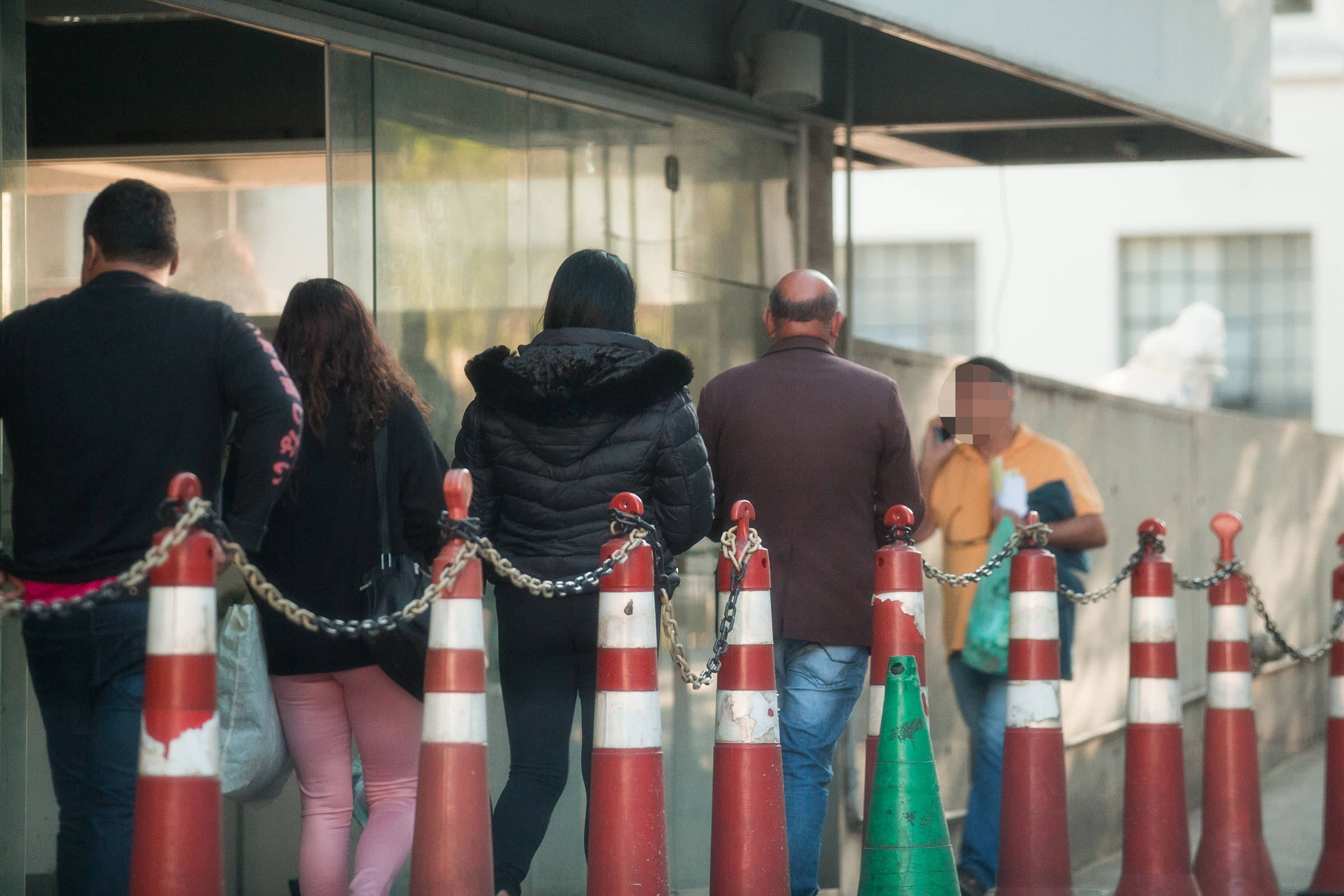 Funcionários do Serviço de Verificação de Óbito em SP denunciam corpos empilhados e falta de equipe