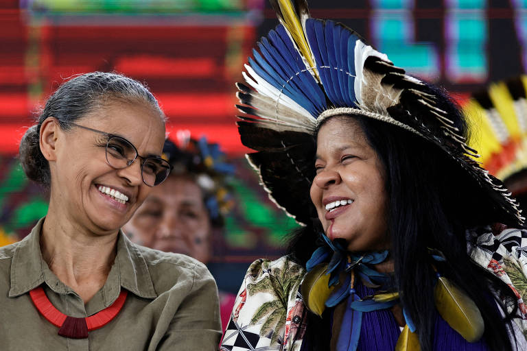 Marina Silva (esq.) e Sonia Gujajara durante o Acampamento Terra Livre, mobilização anual do movimento indígena em Brasília 