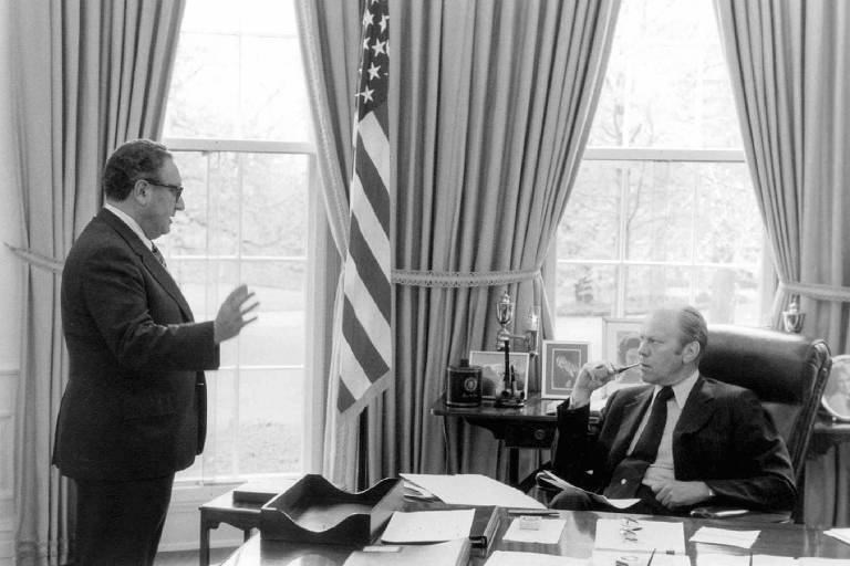Henry Kissinger (à esq.), dá a Gerald Ford, então presidente dos EUA, informações sobre a situação americana na Guerra do Vietnã, em 1975