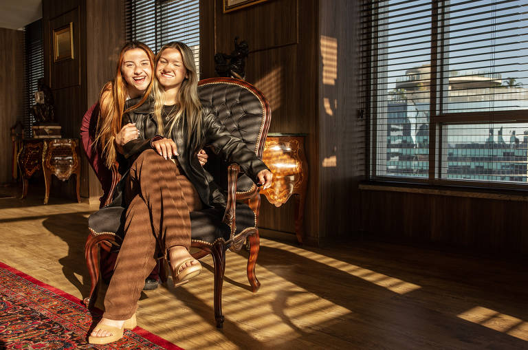 Sofia (à esq.) se mudou para Miami e cursa a faculdade de administração; já Marina mora em Los Angeles e quer ser diretora de filmes