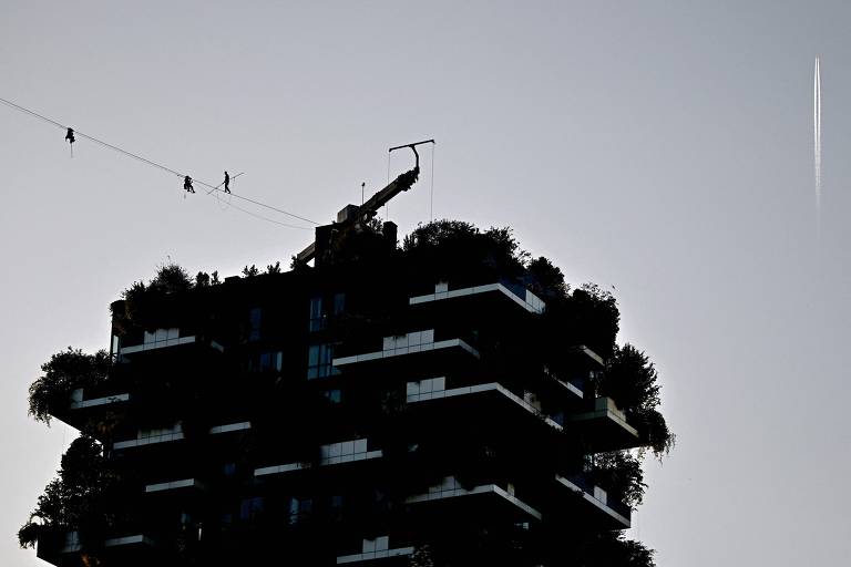 Equilibrista caminha sobre cabo entre dois prédios em Milão; veja imagens de hoje
