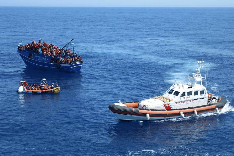 ONG resgata 600 migrantes em barco superlotado perto na costa da Itália