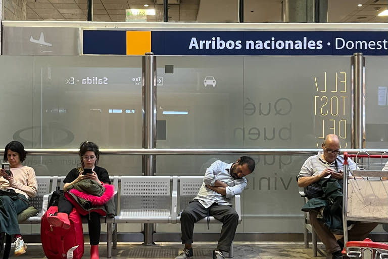 Com alta da inflação e pobreza, aeroporto de Buenos Aires vira abrigo