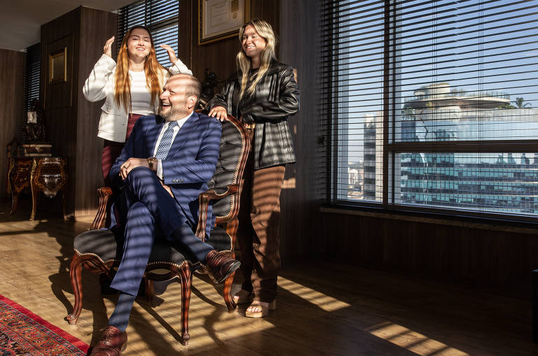 O advogado Nelson Wilians ao lado de Sofia (à esq) e Marina Liberato, em seu escritório, em São Paulo