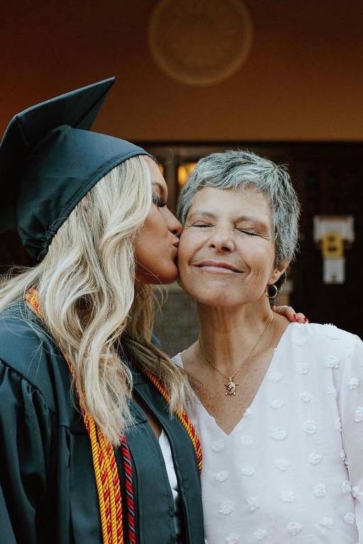 Marina Liberato beija a mãe, Rose Miriam, em sua formatura