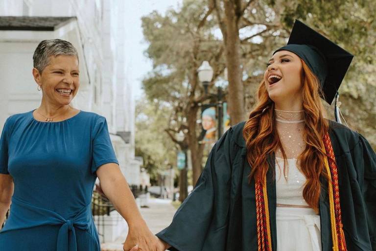 Sofia Liberato comemora a formatura ao lado da mãe, Rose